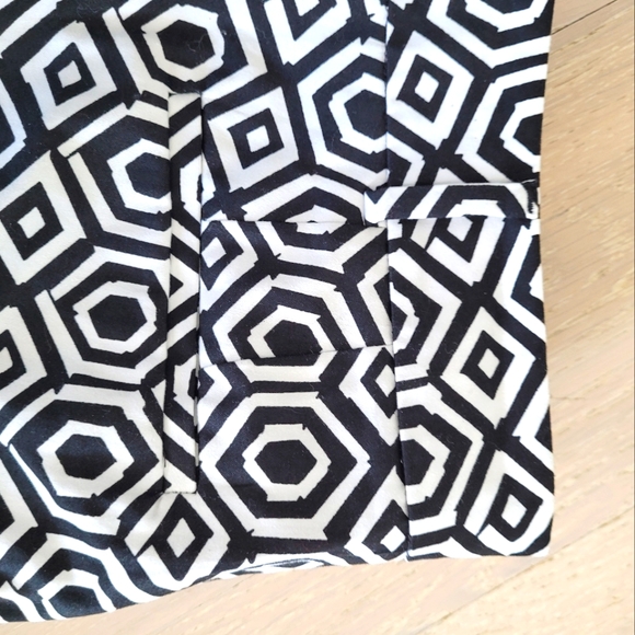 Ann Taylor Signature Size 8 pants black and white - Picture 5 of 7